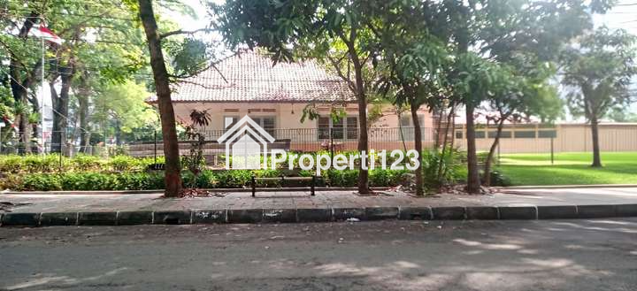 Rumah Belanda Hitung Tanah 1315 m2 SHM View Taman Untuk Kantor Komersial Lingkungan Asri Sejuk Tenang Lokasi Premium Super Strategis di Sayap Jl. Ir. H. Juanda Dago Bandung - 1