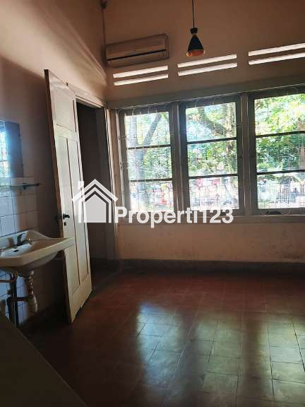 Rumah Belanda Hitung Tanah 1315 m2 SHM View Taman Untuk Kantor Komersial Lingkungan Asri Sejuk Tenang Lokasi Premium Super Strategis di Sayap Jl. Ir. H. Juanda Dago Bandung - 5