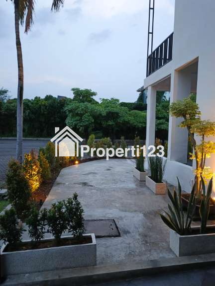 Rumah Modern Di Perumahan Royal Ketintang Regency Surabaya Selatan - 7