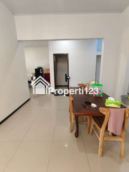 Rumah Modern Di Perumahan Royal Ketintang Regency Surabaya Selatan - 13