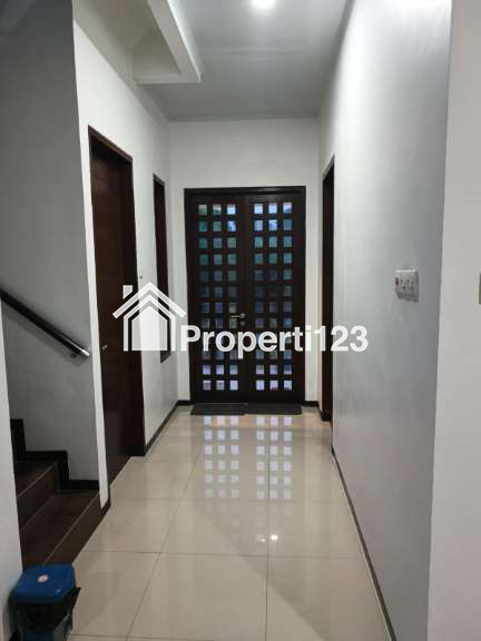 Rumah Modern Di Perumahan Royal Ketintang Regency Surabaya Selatan - 6