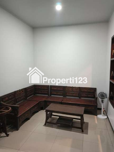 Rumah Modern Di Perumahan Royal Ketintang Regency Surabaya Selatan - 3