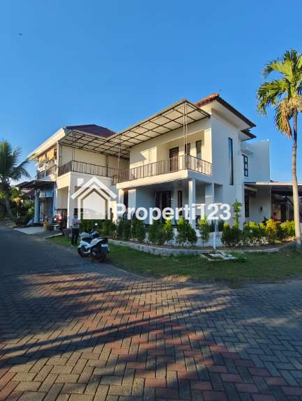 Rumah Modern Di Perumahan Royal Ketintang Regency Surabaya Selatan - 11