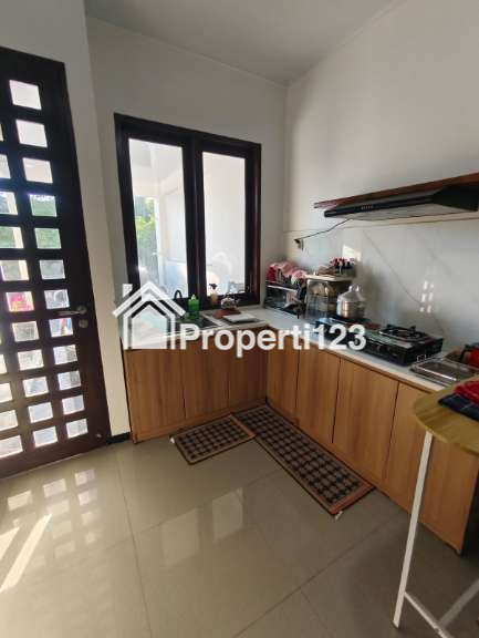 Rumah Modern Di Perumahan Royal Ketintang Regency Surabaya Selatan - 14