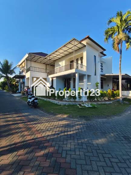 Rumah Modern Di Perumahan Royal Ketintang Regency Surabaya Selatan - 9