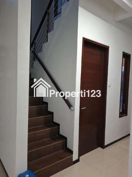 Rumah Modern Di Perumahan Royal Ketintang Regency Surabaya Selatan - 4