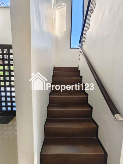 Rumah Modern Di Perumahan Royal Ketintang Regency Surabaya Selatan - 15