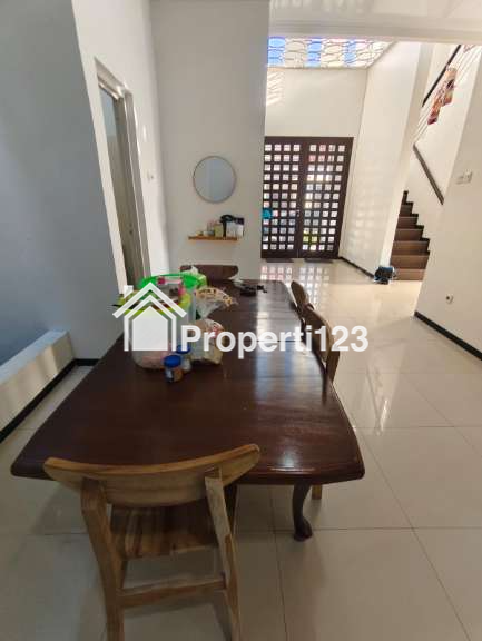Rumah Modern Di Perumahan Royal Ketintang Regency Surabaya Selatan - 12