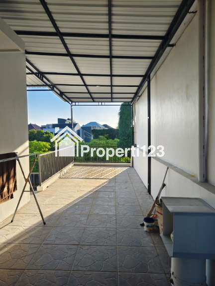Rumah Modern Di Perumahan Royal Ketintang Regency Surabaya Selatan - 17
