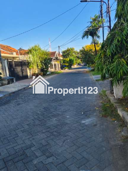 Rumah Modern Di Perumahan Royal Ketintang Regency Surabaya Selatan - 10