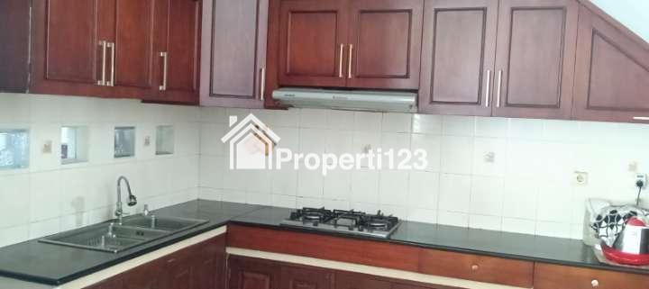 Rumah 2  lantai dalam komplek Nyaman Aman Strategis - 5