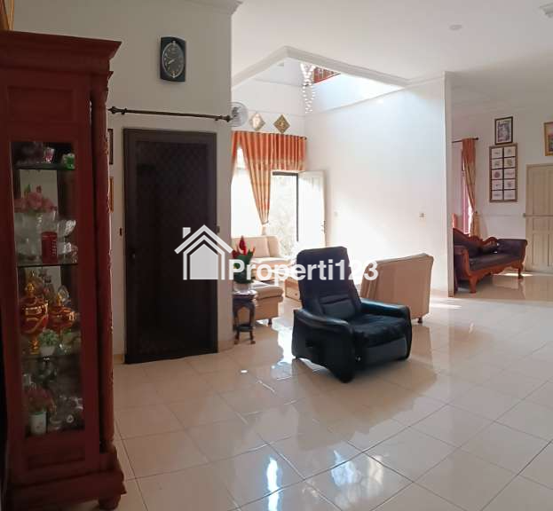 Rumah 2  lantai dalam komplek Nyaman Aman Strategis - 4