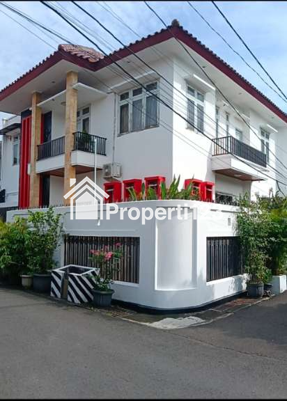 Rumah 2  lantai dalam komplek Nyaman Aman Strategis - 1