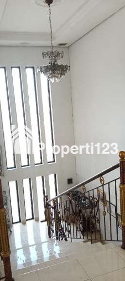 Rumah 2  lantai dalam komplek Nyaman Aman Strategis - 3