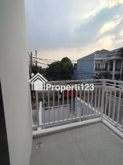 Rumah 2 lantai modern minimalis di Cipayung Jaktim - 11