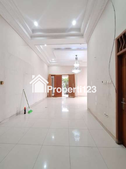 Rumah Hoek Strategis Perumahan Harapan Jaya Bekasi Utara - 5