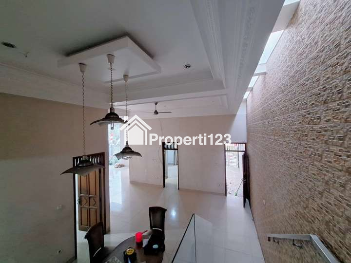 Rumah Hoek Strategis Perumahan Harapan Jaya Bekasi Utara - 14