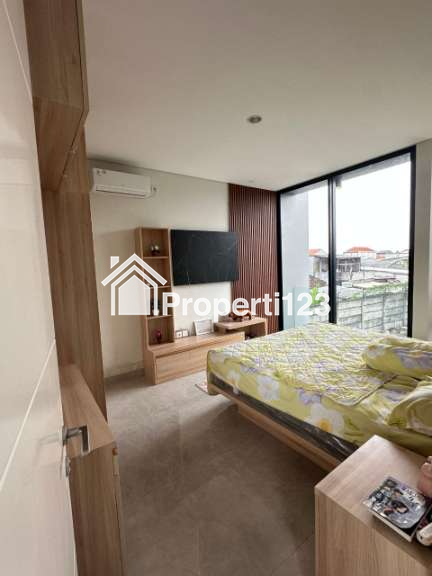 Rumah Baru Private Pool Semi Furnished Di Citraland Surabaya Barat - 9