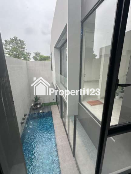 Rumah Baru Private Pool Semi Furnished Di Citraland Surabaya Barat - 7