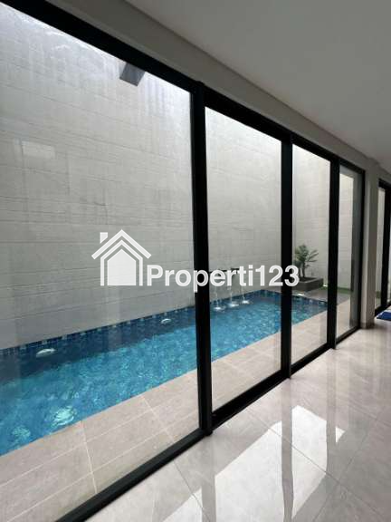 Rumah Baru Private Pool Semi Furnished Di Citraland Surabaya Barat - 4