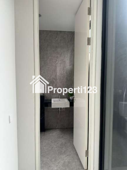 Rumah Baru Private Pool Semi Furnished Di Citraland Surabaya Barat - 17