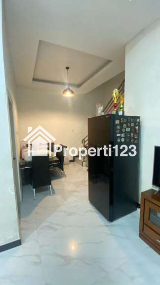 Rumah Cantik Minimalis Modern Di Jambangan Surabaya selatan - 2