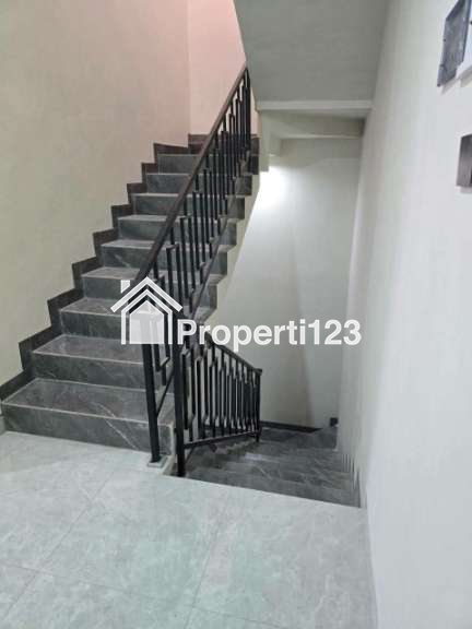 Rumah Baru Modern Tropical di Babatan Pantai Mulyorejo Surabaya - 4
