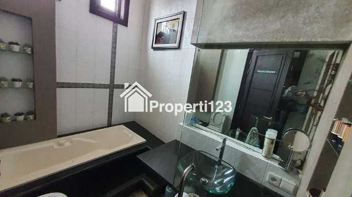 Rumah Minimalis Modern Semi Furnished 6 Kamar Tidur 6 Kamar Mandi Garasi Carport  Harga di Bawah Pasar Lokasi Premium di Sayap Jl. Riau Bandung - 12