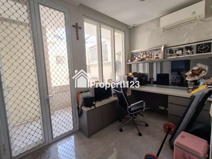 Rumah Furnished 2 Lantai Di The Greenlake Citraland Surabaya Barat - 3