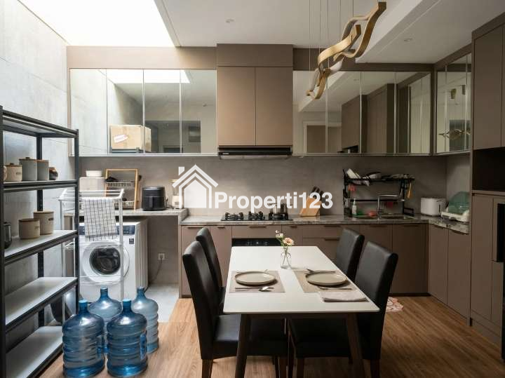 Rumah Furnished 2 Lantai Di The Greenlake Citraland Surabaya Barat - 2