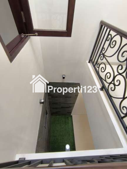 Rumah Brand New Desain Classic Modern Pondok Bambu Jakarta Timur - 15