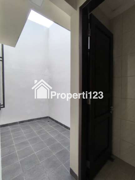 Rumah Brand New Desain Classic Modern Pondok Bambu Jakarta Timur - 17