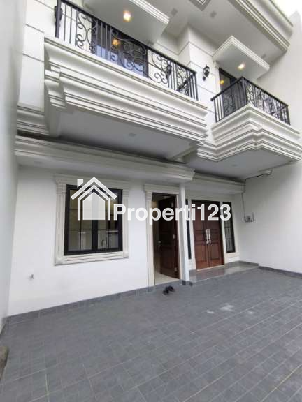 Rumah Brand New Desain Classic Modern Pondok Bambu Jakarta Timur - 2