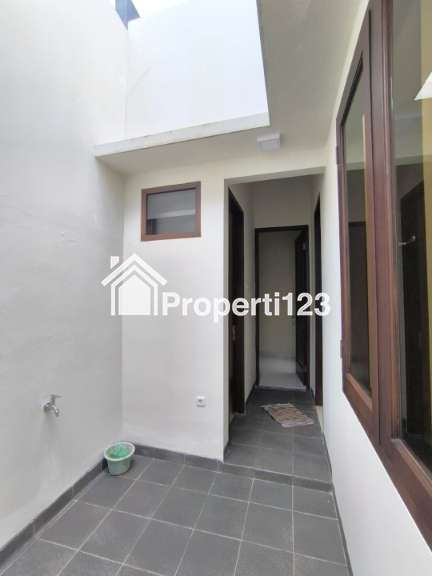 Rumah Brand New Desain Classic Modern Pondok Bambu Jakarta Timur - 16