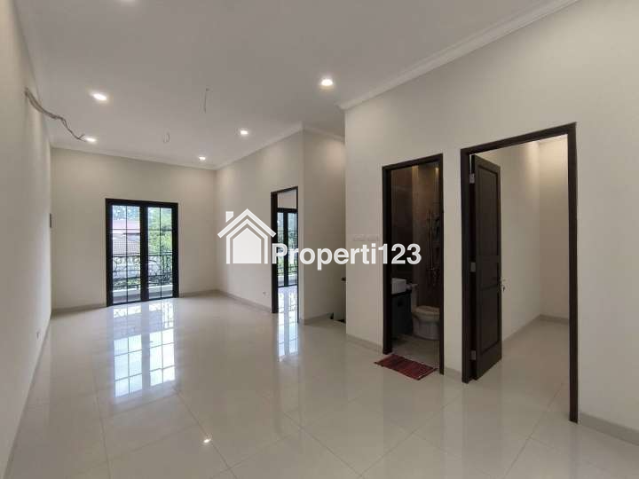 Rumah Brand New Desain Classic Modern Pondok Bambu Jakarta Timur - 8
