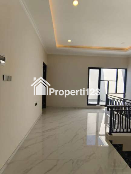 Rumah Baru Grees Lokasi Manyar Jaya Surabaya - 8