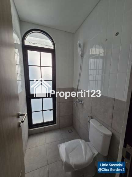 Turun Harga, Dijual Cepat Rumah di Little Santorini, Citra Garden 2, Kalideres, Jakarta Barat - 4