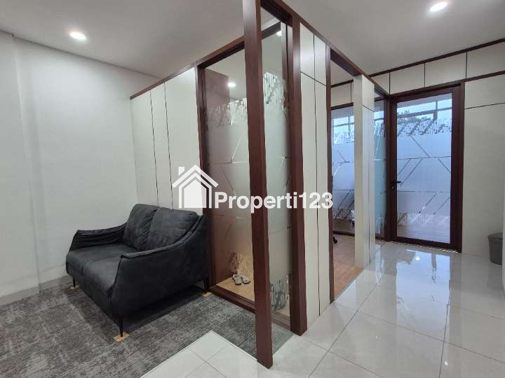 Dijual Ruko Kantor Full Furnished 3,5 Lantai di Pejaten - Siap Pakai - 4