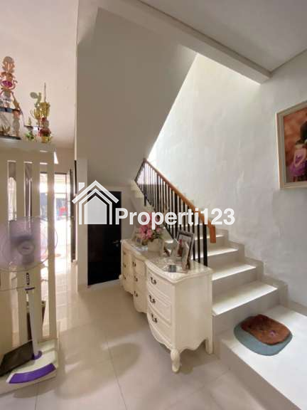 Rumah Hoek Samping Taman Asera One South Harapan Indah Bekasi - 9