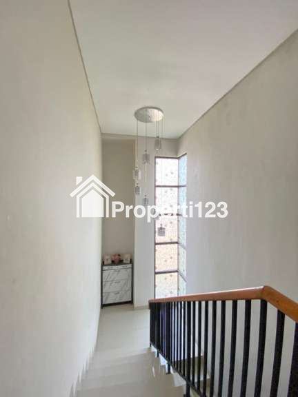 Rumah Hoek Samping Taman Asera One South Harapan Indah Bekasi - 17