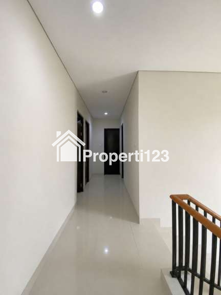 Rumah Hoek Samping Taman Asera One South Harapan Indah Bekasi - 10