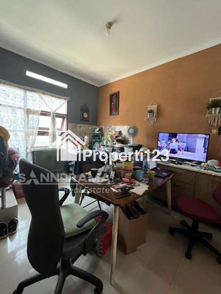 Rumah second murah 2,5lantai furnished siap huni dicipayung Depok - 8
