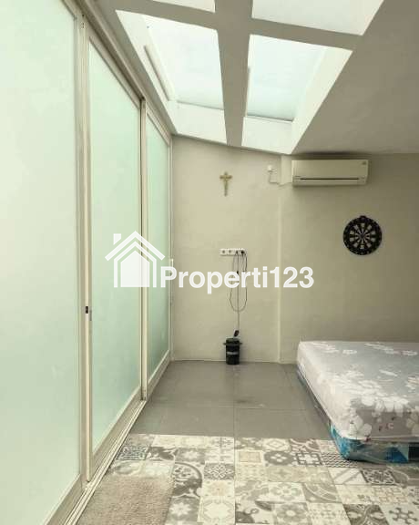 Rumah Cantik Furnished Siap Huni Di Ploso Timur Surabaya - 11