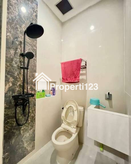 Rumah Cantik Furnished Siap Huni Di Ploso Timur Surabaya - 15