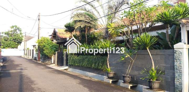 Rumah Asri & Luas di Jakarta Barat dekat GBK - 4