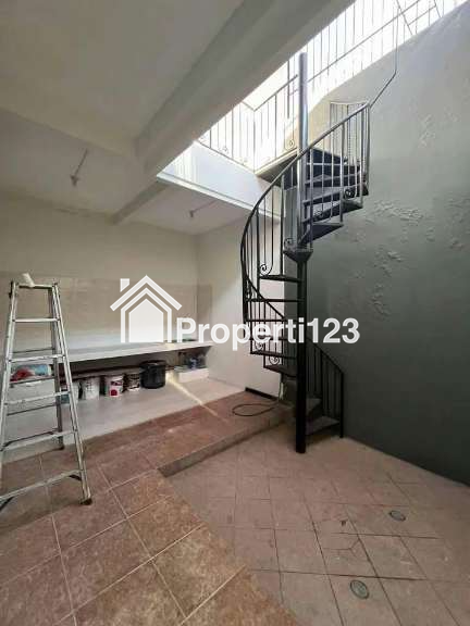 ‼️LOKASI STRATEGIS DEKAT UNAIR & RSUD Dr. Soetomo‼️ Rumah Baru Renovasi Siap Huni Di Perum Mojo Gubeng Surabaya - 5