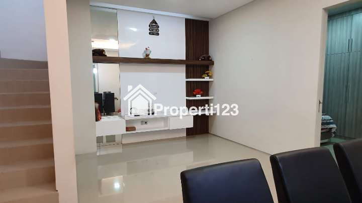 Rumah Semi Furnished Di Perumahan Royal Residence Surabaya Barat - 7