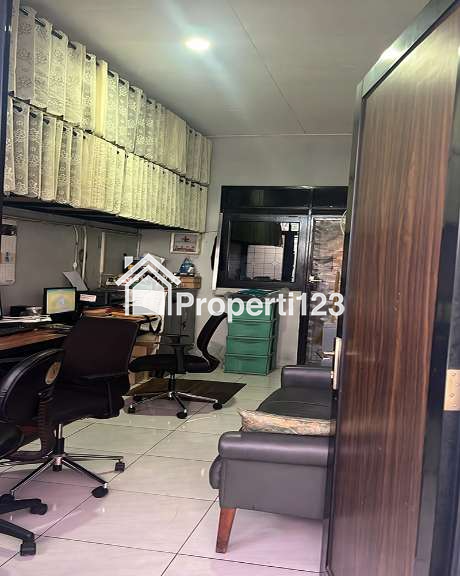 Rumah Modern Tropis Minimalis Siap Huni 4 Kamar Tidur 4 Kamar Mandi Carport  Harga Termurah Dekat Pasar Modern dan Sport Club di Batununggal Bandung - 3