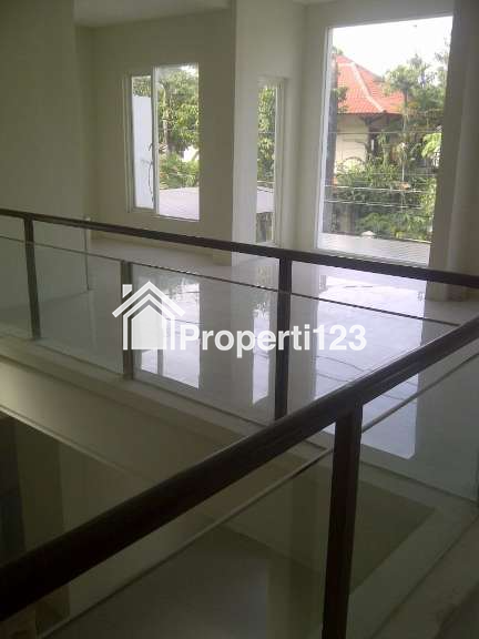 Rumah Modern Baru Gress Lokasi Strategis di Nginden Intan Sukolilo Surabaya - 12