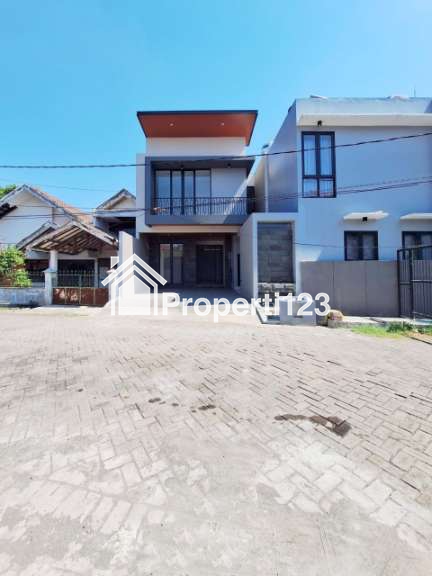 Rumah Baru Modern di Manyar Tirtoyoso Surabaya - 4
